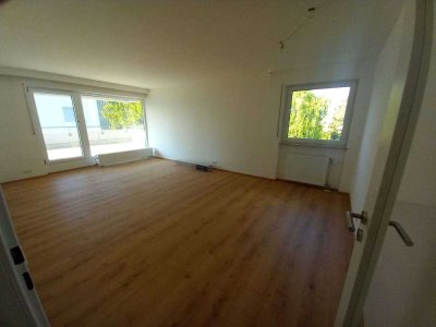 Neu sanierte 2- Zimmer Wohnung mit großer Dachterrasse und Hobbyraum