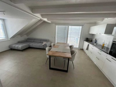 Exklusive, neuwertige 3-Zimmer-Dachgeschosswohnung mit Balkon und Einbauküche in Keltern