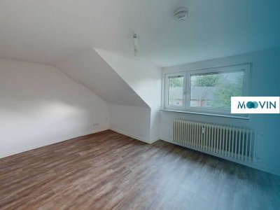 **Gemütliche 2-Zimmer-Dachgeschosswohnung mit moderner Einbauküche und Badewanne**