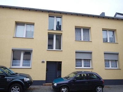 Gemütliche DG-Wohnung, 3 ZKDB mit Gartenmitbenutzung + Garage + Garage