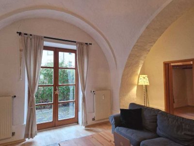 Erdgeschosswohnung mit historischem Gewölbe, Terrasse und eigenem Garten