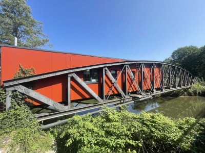 Ein Haus auf der Eisenbahnbrücke, über dem Fluss, barrierefrei, individuell, einzigartig!
