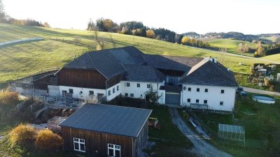 Mühlviertler Vierkanthof mit 35 ha arrondierter Fläche und Potenzial - ruhige Lage, ca. 40 km von Linz entfernt