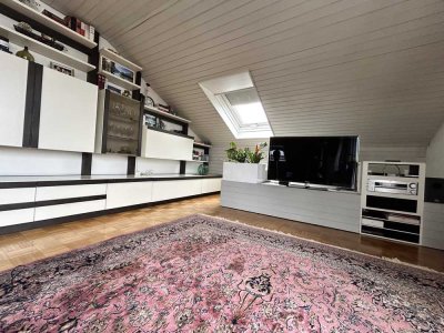 Von Privat - Stilvolle, modernisierte DG 5-Zimmer-Wohnung mit 2 Balkonen und EBK in Ditzingen -VB