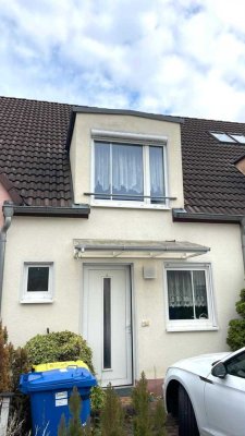 Hönow: Reihenmittelhaus mit Keller in ruhiger Seitenstraße