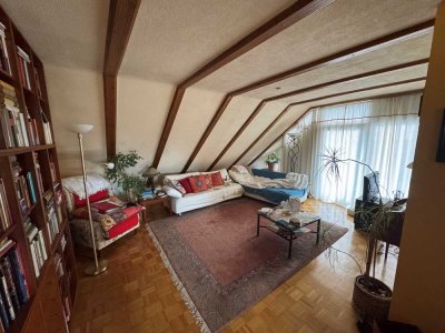 Helle 2-Zimmer-Dachgeschosswohnung mit Einbauküche - vermietetes Investment mit Charme