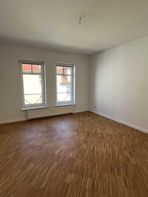 schöne 2 Zimmer Wohnung mit neuen Parkettboden