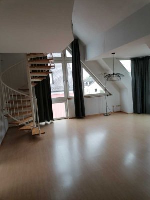 Geschmackvolle 2,5-Raum-DG-Wohnung mit Balkon und Einbauküche in Dachau