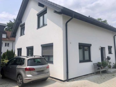 Attraktives und neuwertiges 4-Zimmer-Reihenendhaus mit geh. Innenausstattung und EBK in Aschheim