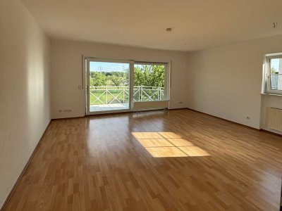 Helle 2-Zimmer-Wohnung mit Balkon & Fernblick – ruhige Feldrandlage im kleinen MFH