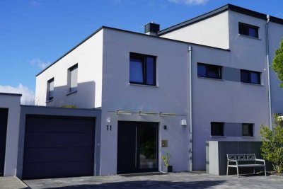 Moderne Doppelhaushälfte mit Garten, Terrasse und Garage in naturnaher Lage
