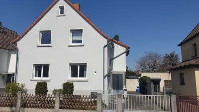 Freistehendes 1-2 Familienhaus mit Garage