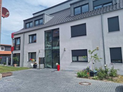 Moderne ebenerdige Eigentumswohnung mit Garten und 2 Stellplätzen