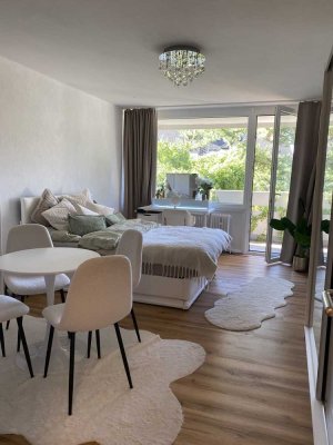 Sanierte 1-Raum-Wohnung mit Balkon und Einbauküche in Frankfurt