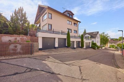Modernisierte Wohnung mit fünf Zimmern sowie Balkon,EBK und Garage in Walzbachtal
