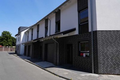 Provisionsfrei* Neubau Mittelhaus mit PV 10,4 KW integrierter Garage Energiebedarf 22,4 kWh/m2/a