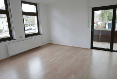 Schöne und helle 2 1/2 Raum Whg. mit großem Balkon und Einbauküche