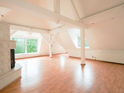 Historischer Charme trifft Moderne: Dachgeschosswohnung mit Kamin und Blick ins Grüne