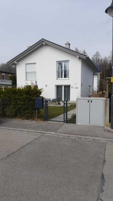 Schönes 5-Zimmer-Einfamilienhaus zur Miete in Baierbrunn, Buchenhain
