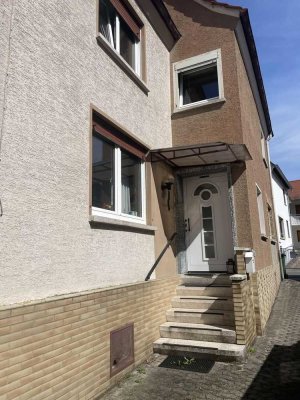 Geräumiges, 7-Zimmer-Ein bis Zweifamilienhaus mit separater Einligerwohnung