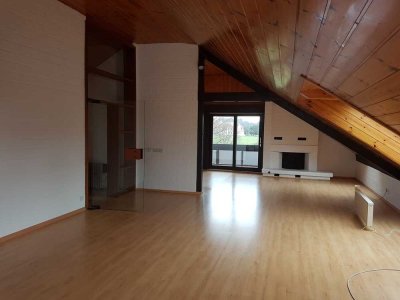 2,5-Zimmer-Dachgeschosswohnung mit Balkon und Loggia sowie EBK im Rhein-Neckar-Kreis
