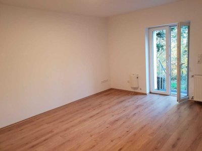 Sanierte Souterrain-Wohnung mit Einbauküche und Terrasse