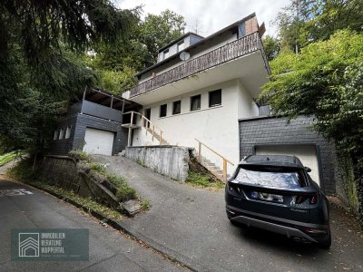 Freistehendes Einfamilienhaus mit grosser Waldfläche - ein Rohdiamanat mit viel Potential