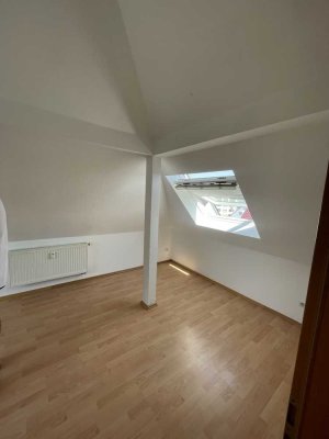 Helle 2-Zimmer-Dachgeschoss - Wohnung mit Balkon!