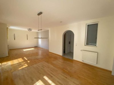Attraktive 3-Zimmer-Wohnung: hell, familienfreundlich und bestens gelegen mit Garten und Balkon