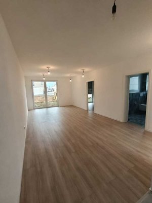 Helle Neubauwohnung mit Terasse