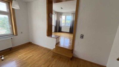 Geräumiges Mehrfamilienhaus mit Anbau, Gewerbehalle und vielfältigen Nutzungsmöglichkeiten.