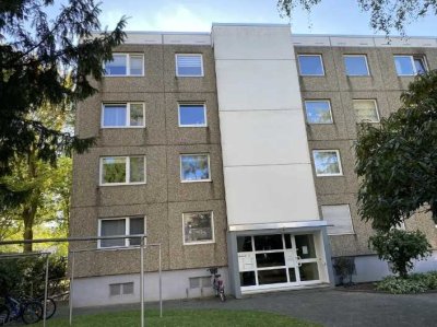 Ab 1.10.: Stilvolle, teilmöblierte 2,5-Zimmer-Wohnung mit Balkon und Einbauküche in Hochheim