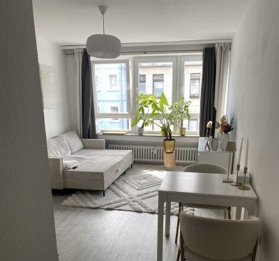 Helle möbilierte 1-Zimmerwohnung mit Balkon in Stadtmitte