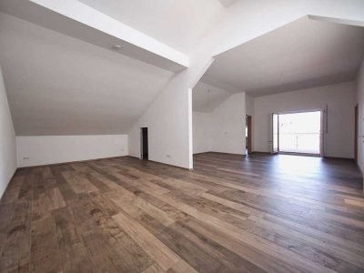 Helle, moderne 3-Zimmer Dachgeschoss Wohnung mit großzügiger Loggia und 2 Stellpl. bei Traunwalchen