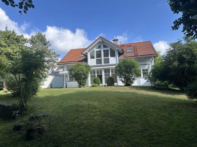 Großzügiges Haus mit 7 Zimmern und Garage in Berg