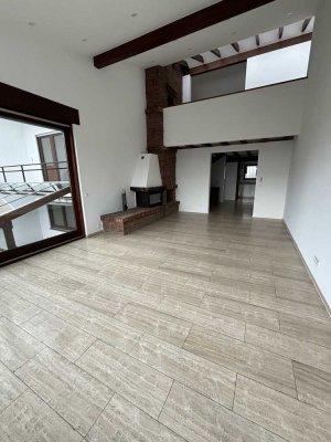 Großes Haus mit 10 Zimmern zum Arbeiten und Wohnen / Large house with 10 rooms for working + living