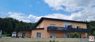 K3 präsentiert 3-Zimmerwohnung mit großer Sonnenterrasse und zwei Parkplätzen in absoluter Ruhelage