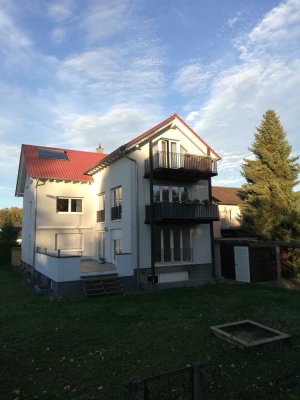 Gepflegte DG-Wohnung mit drei Zimmern und großem Balkon in nur 3 Parteienhaus in Herxheim bei Landau