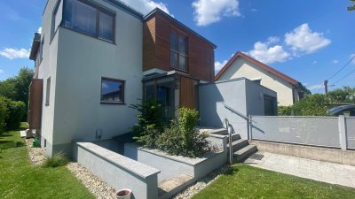 Sehr geräumiges Einfamilienhaus mit Pool, 860 m² Eigengrund. Büro oder Praxis im Haus möglich!