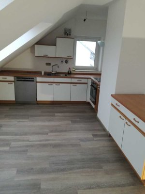 Helle und modernisierte 3-Zimmer-DG-Wohnung mit EBK in Schlaitdorf