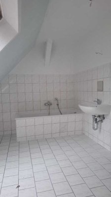 große 3- Raumwohnung im DG