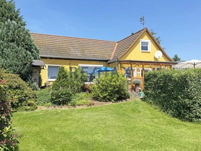 Gemütliches und einzugsbereites kleines Familienhaus auf traumhaften Grundstück in Stadtrandlage