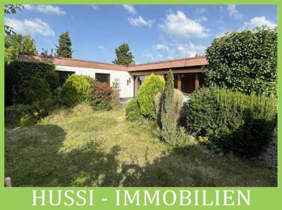 Lebensgefühl Waldstadt! Freistehender Bungalow naturnah am Waldrand