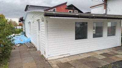 niedlicher kleiner Bungalow mit Wintergarten, offener Küche, Terrasse und Garten