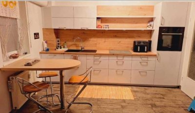 Möblierte 2-Zi-Wohnung (56 m²) mit Gartenmitbenutzung, TG-Stellplatz, neuer Einbauküche und Klima