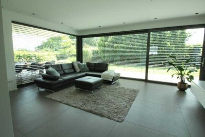 Repräsentative Villa im modernen Bauhausstil