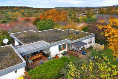 Freistehender Bungalow mit Einliegerwohnung und idyllischem Garten in familienfreundlicher Lage