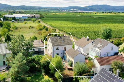 1-3 F-Haus am Ortsrand von Friedelsheim, Blick über die Weinberge, teilsaniert.