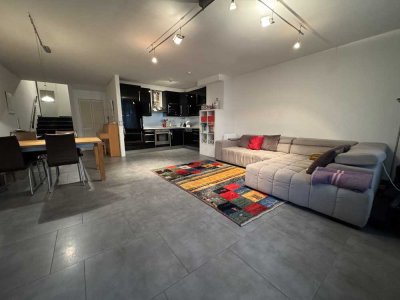 Stilvolle, renovierte Maisonettewohnung mit Loggia, inkl. Tiefgaragenstellplatz in Köln Junkersdorf