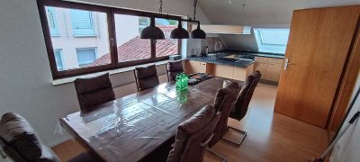 Schöne und gepflegte DG-Wohnung mit Einbauküche in Nordheim